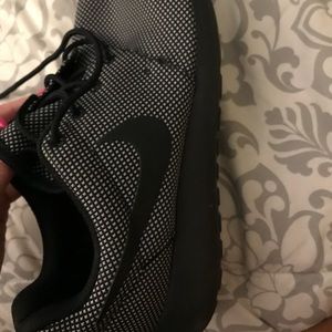 Nike women’s roshes
